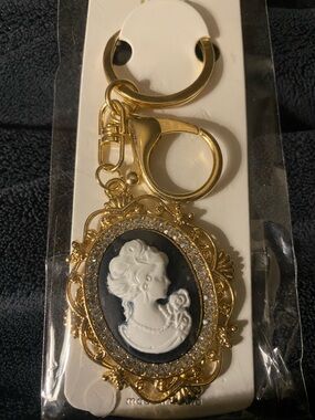 Mint Gold-tone Cameo Key & Card Holder with Black and White Pendant